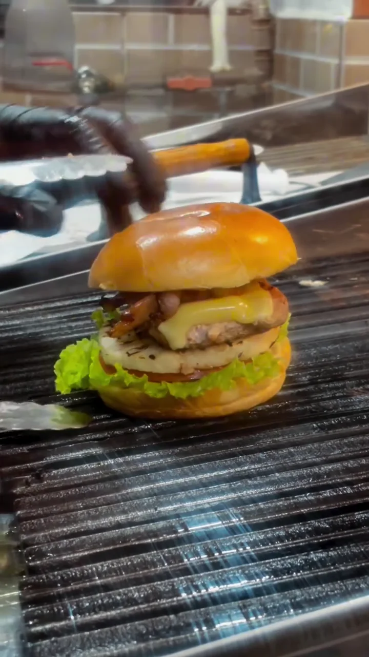 Hambúrguer artesanal montado com queijo derretido e pão brioche selado