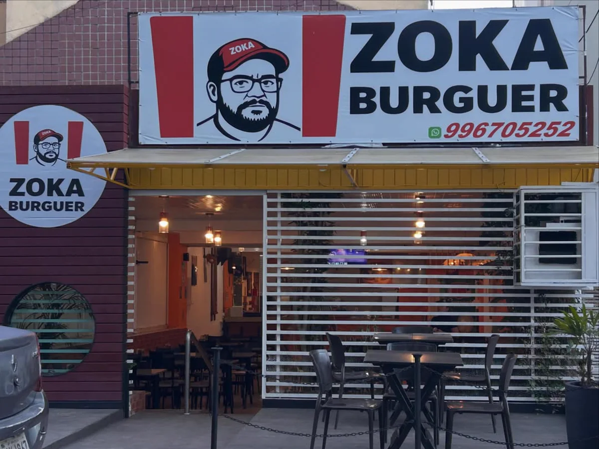 Fachada da loja Zoka Burguer no Núcleo Bandeirante com mesas e ambiente acolhedor